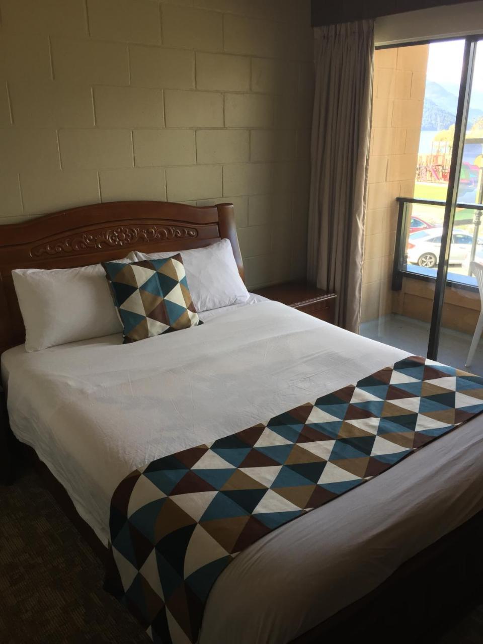 Spring Villa Hotel Harrison Hot Springs Bagian luar foto